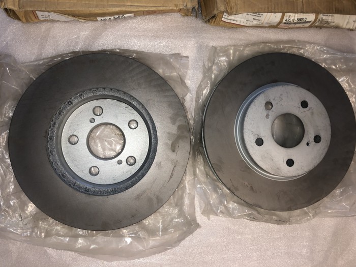 Диск тормозной передний Lexus ES CV3, Toyota Camry V30 4351258010