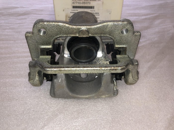 Суппорт тормозной задний левый TOYOTA AVENSIS II 2003-2008 4775005070