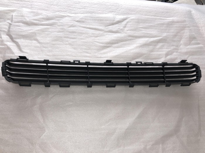 Решетка в бампер центральная TOYOTA AVENSIS T250 2003-2008 5311205050