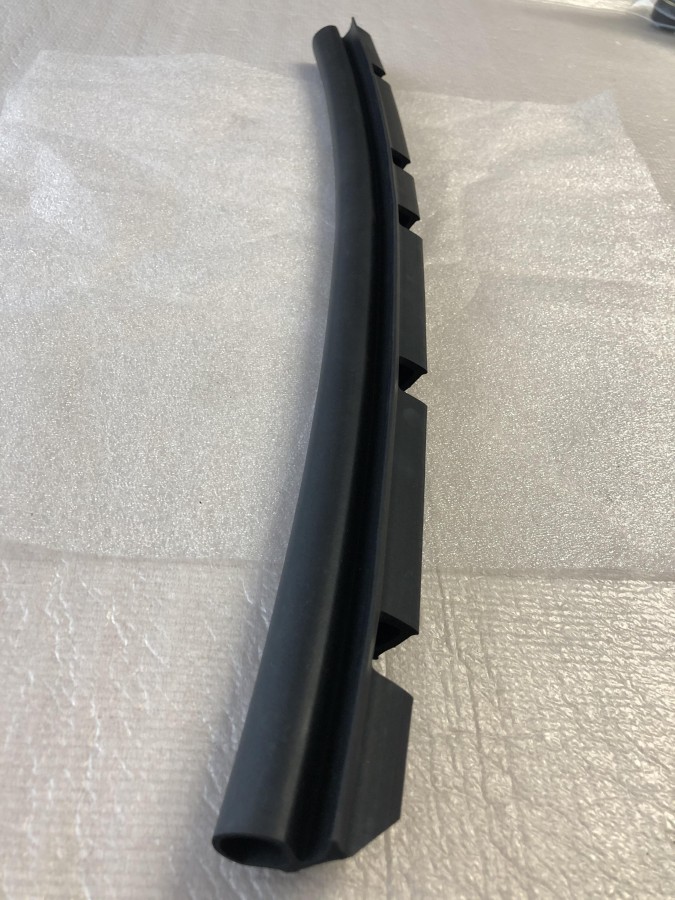 Уплотнитель капота TOYOTA Camry ACV30 5338933021