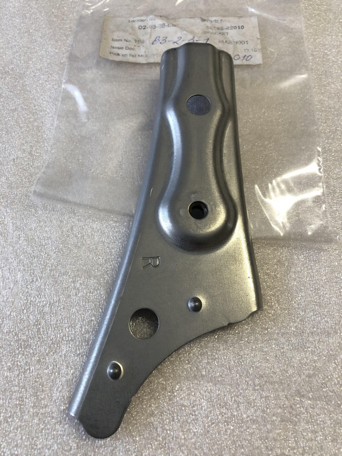 Кронштейн правого крыла Toyota RAV 4 А20 2000-2005 5516842010