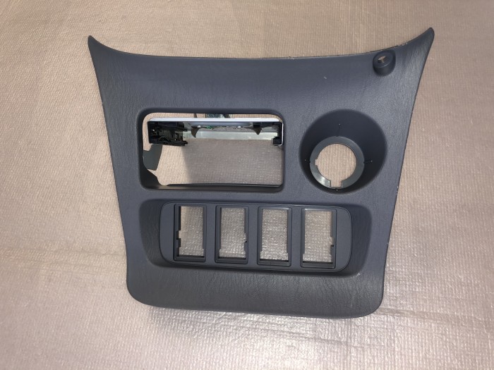 Панель центральная под переднею пепельницу TOYOTA RAV 4 ACA20 2000-2005 5542042020B0