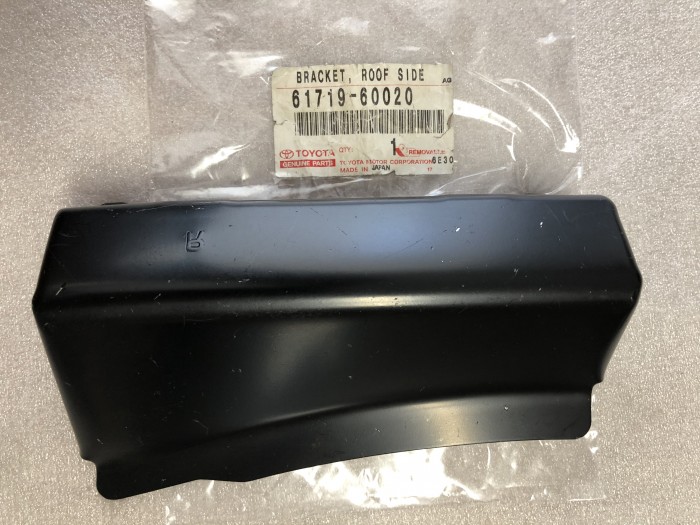 Кронштейн крыла правый TOYOTA Land Cruiser 100 Lexus LX470 6171960020