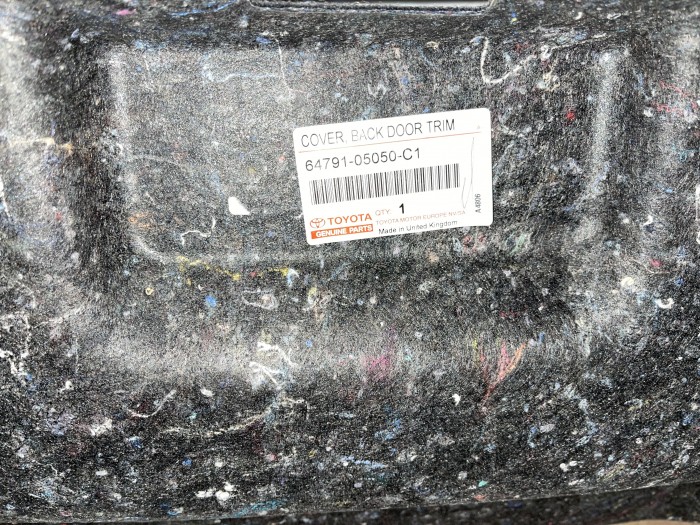 Обшивка крышки багажника Toyota Avensis T250 6479105050C1 новая оригинальная, в наличии на нашем складе