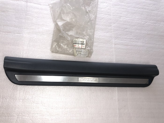 Накладка порога передней правой двери TOYOTA Camry ACV30 6791333040B0