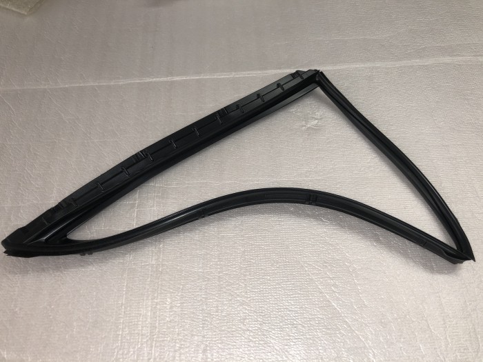 Уплотнитель стекла двери TOYOTA CAMRY V40 2006-2011 6818933040