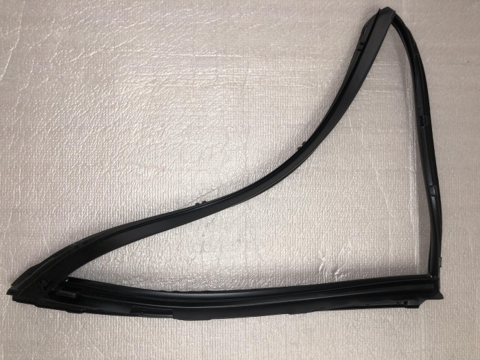 Уплотнитель стекла двери TOYOTA CAMRY V40 2006-2011 6818933040