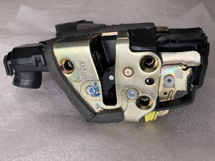 Замок передней левой двери TOYOTA COROLLA E120 6932002091