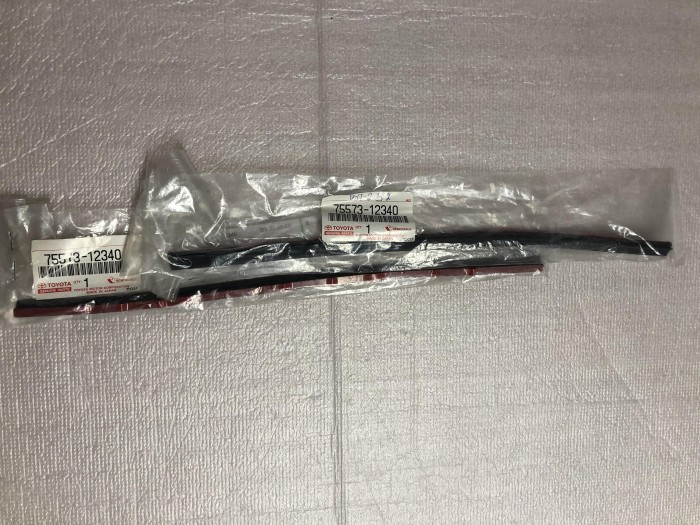 Молдинг заднего стекла TOYOTA Auris E150 2006-2012 7557312340