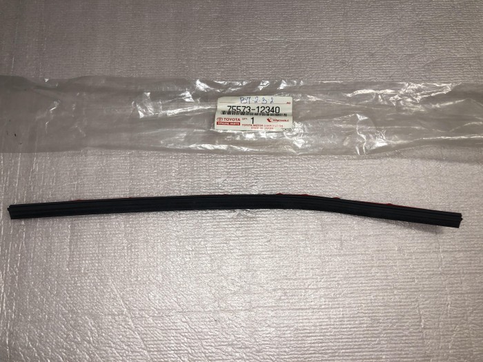 Молдинг заднего стекла TOYOTA Auris E150 2006-2012 7557312340