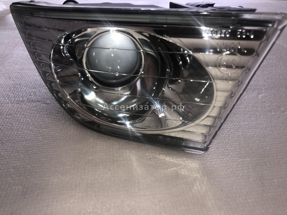 Фара противотуманная правая 1999-2005 Lexus IS 200 8121053012