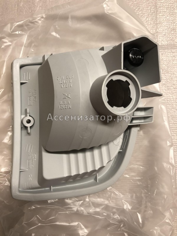 Указатель поворота в бампер правый Toyota 8151142050