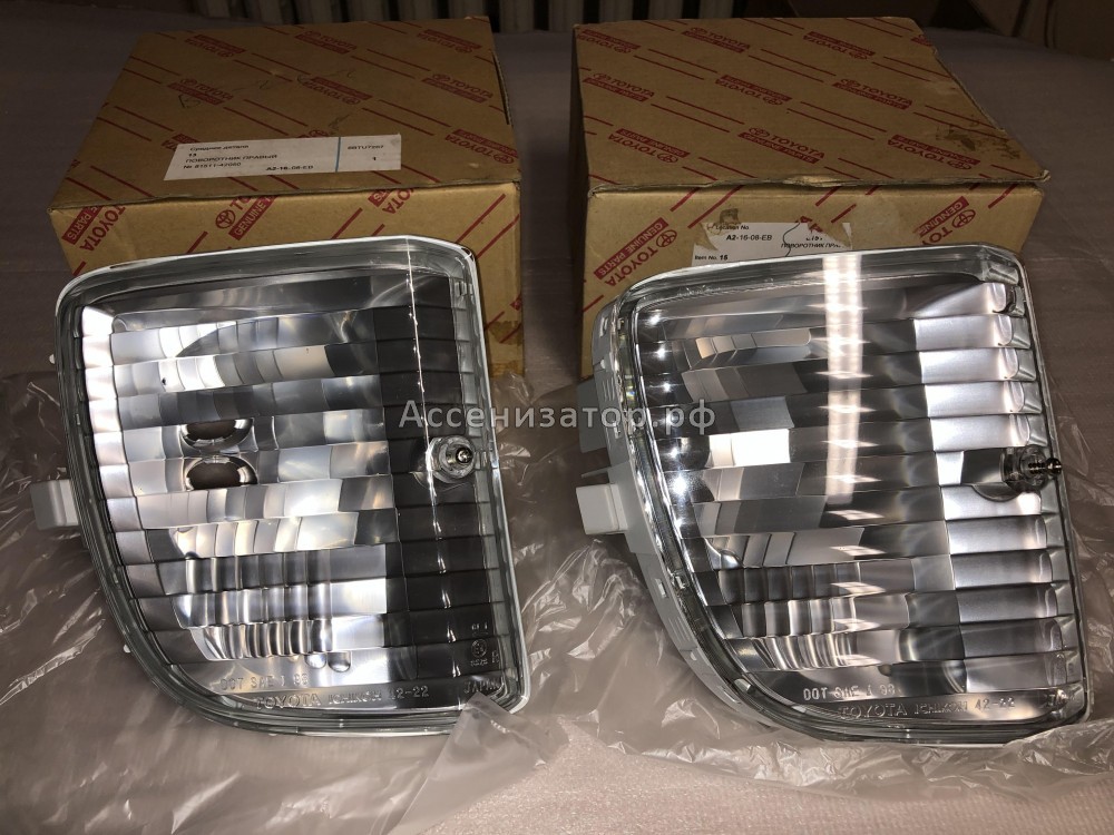 Указатель поворота в бампер правый Toyota 8151142050