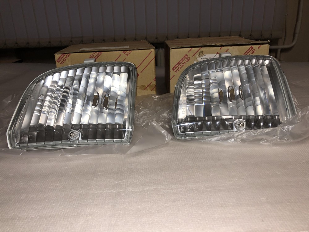 Указатель поворота в бампер правый Toyota 8151142050