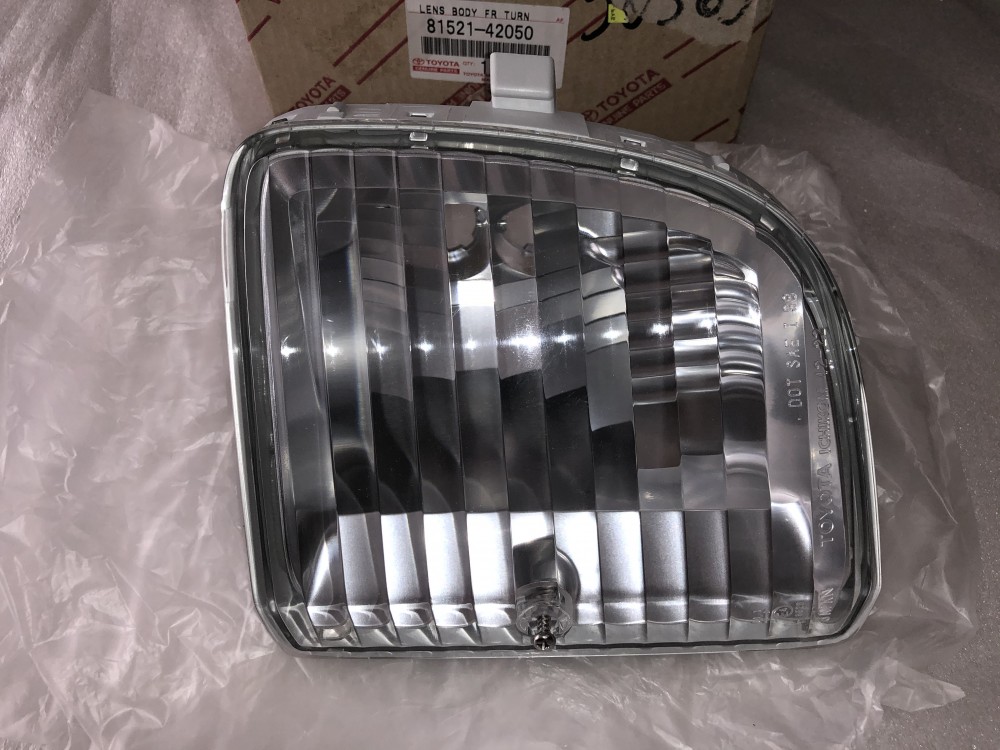 Указатель поворота в бампер левый для ам без противотуманок TOYOTA RAV 4 2000-2005 8152142050