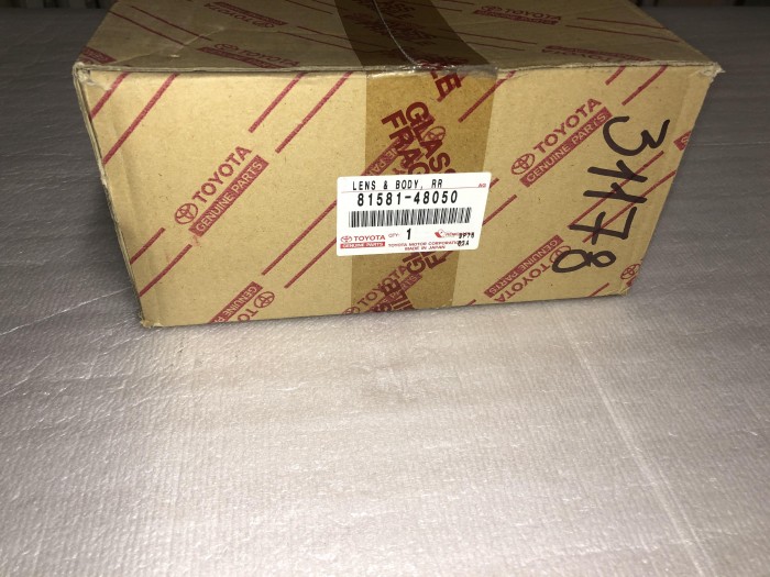 Фонарь задний внутренний правый LEXUS RX 300 8158148050