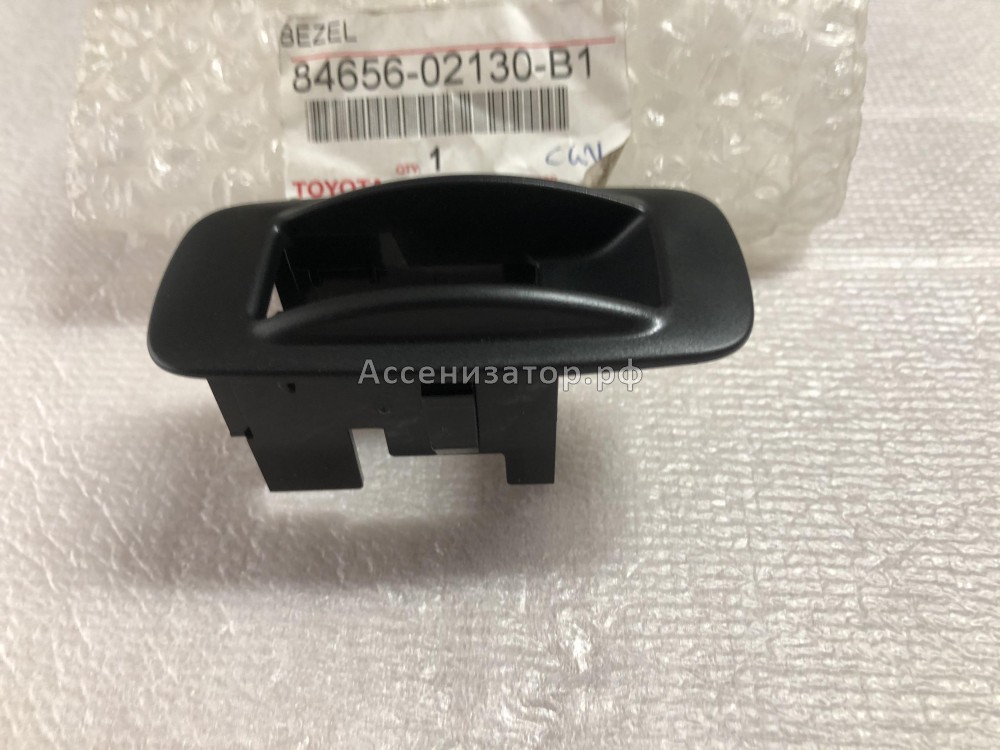 Накладка панель кнопки заднего стеклоподьемника TOYOTA COROLLA E120 2001-2006 8465602130B1