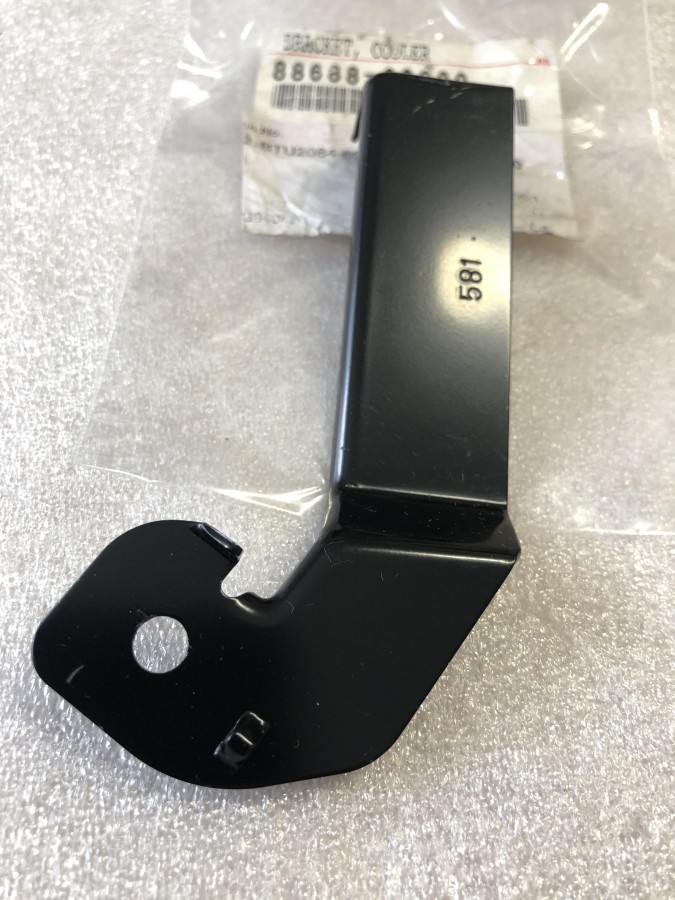 Кронштейн кондиционера TOYOTA Land Cruiser Prado 8868860630