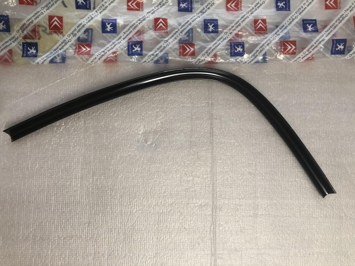 Уплотнитель двери PEUGEOT 206 8504S8