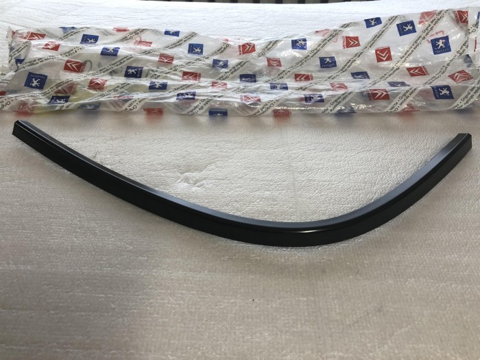 Уплотнитель двери PEUGEOT 206 8504S8