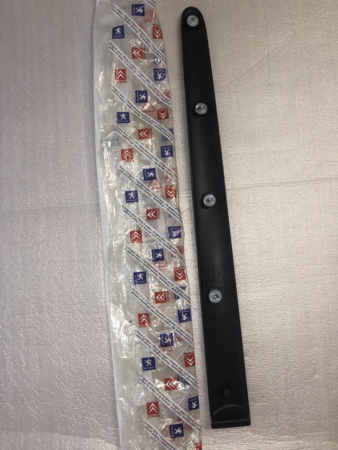 Молдинг задней левой двери PEUGEOT 206 1998-2012 8546K9