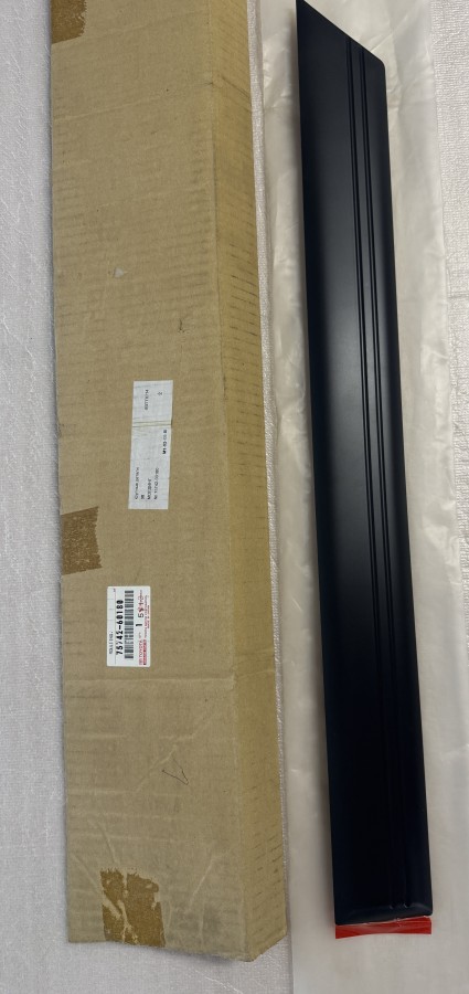 Молдинг двери задней левой Toyota Land Cruiser FZJ100 7574260180