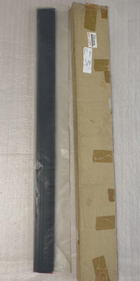 Молдинг передней левой двери Toyota LAND CRUISER 100 7573260140